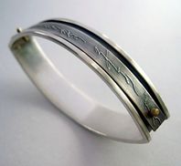 Silver almond napkin ring with etched and 18ct gold detail